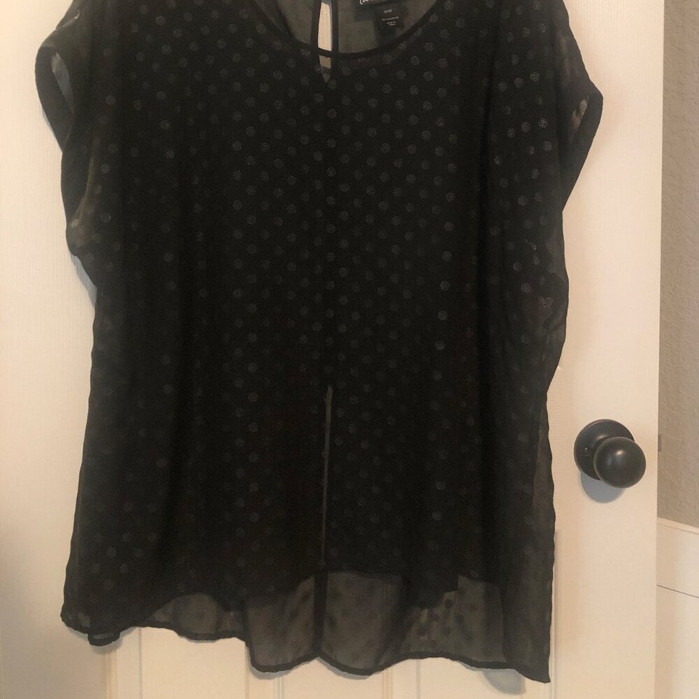 Lane Bryant black round neck keyhole button back and‎ split in back size 18/20 - Picture 2 of 6